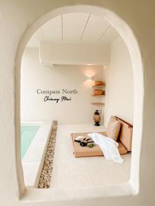 Ban Pa Lan的住宿－Compass North - PoolVilla & BBQ，客房享有带一张床和窗户的景致。