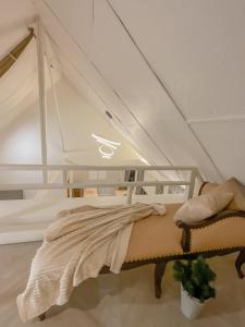 Una cama o camas en una habitación de Compass North - PoolVilla & BBQ