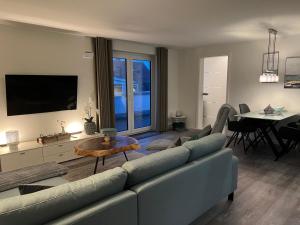 Μια τηλεόραση ή/και κέντρο ψυχαγωγίας στο Penthouse Zweite Heimat - mit Sauna und Dachterrasse im Herz von Kellenhusen