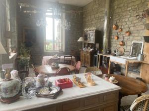 une chambre avec une table et des chaises ainsi qu'une cuisine dans l'établissement LE CHATEAU DE MONTHUREUX LE SEC, à Monthureux-le-Sec