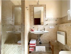 ein Badezimmer mit zwei Waschbecken und einer Dusche in der Unterkunft Sa Rapita Es-Trenc Ferienhäuser in Sa Ràpita