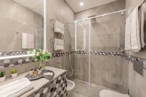 een badkamer met een douche, een toilet en een wastafel bij Falcone, 5 - Downtown apartment in Milaan