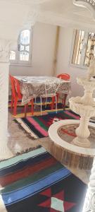 Chott Meriem的住宿－Dar Souade，一间带桌子和红色椅子的用餐室