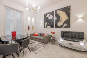 ein Wohnzimmer mit einem Tisch und einem Sofa in der Unterkunft Falcone, 5 - Downtown apartment in Mailand