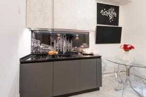 een keuken met een wastafel en een aanrecht bij Falcone, 5 - Downtown apartment in Milaan