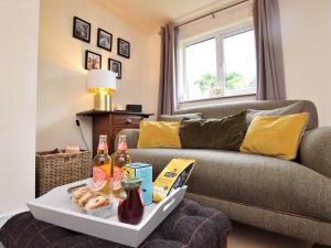 un soggiorno con divano e un vassoio di bevande di 2 bed property in Exeter 79431 a Sandford