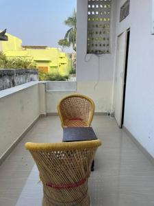 Balcony o terrace sa Double Suite in Heritage Townhouse - Chetak Circle