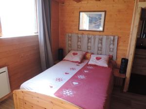 Katil atau katil-katil dalam bilik di La chambre Montagne chez les garçons