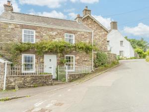 an old stone house with a driveway at 2 bed in Llangynidr BN023 in Llangynidr
