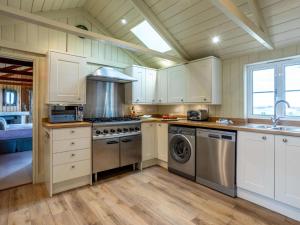 a kitchen with a stove and a dishwasher at 4 Bed in Dorchester 80513 in Charminster