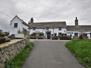 a cottage in the middle of a road at 3 Bed in Worth Matravers 80578 in Worth Matravers
