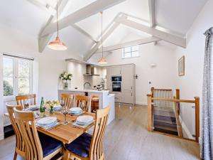 uma cozinha e sala de jantar com mesa e cadeiras em 3 Bed in Woolacombe 82159 em Marwood