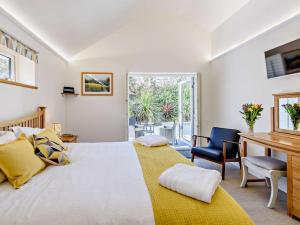 um quarto com uma cama grande e uma secretária. em 3 Bed in Woolacombe 82159 em Marwood