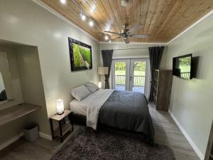 sypialnia z łóżkiem i drewnianym sufitem w obiekcie Secluded house, Opening special w mieście Pahoa