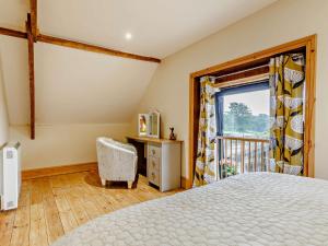 1 dormitorio con cama y ventana en 2 bed in Yeovil 82694 en West Coker