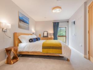 a bedroom with a large bed and a window at 2 Bed in Kirkby Lonsdale SZ093 in Kirkby Lonsdale