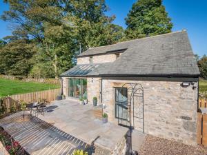an old stone cottage with a large patio at 2 Bed in Kirkby Lonsdale SZ093 in Kirkby Lonsdale