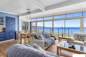 Una sala de estar con vista al mar. en crystal blue apartment, en Port Vincent