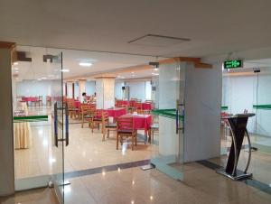 ヴィンにあるKhách sạn Hữu Nghịのレストラン内のダイニングルーム(テーブル、椅子付)