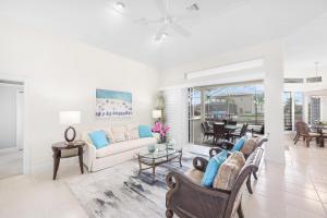 Fotografie z fotogalerie ubytování Elegantly decorated waterfront home with pool and spa v destinaci Marco Island