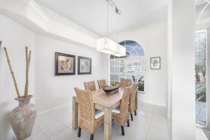 Fotografie z fotogalerie ubytování Elegantly decorated waterfront home with pool and spa v destinaci Marco Island