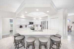 Fotografie z fotogalerie ubytování Elegantly decorated waterfront home with pool and spa v destinaci Marco Island + 45 fotografií