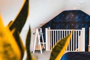 sypialnia z łóżeczkiem dziecięcym i niebieskim baldachimem w obiekcie Spacious 2BD Maisonette with Lush Loft in Newquay w Newquay
