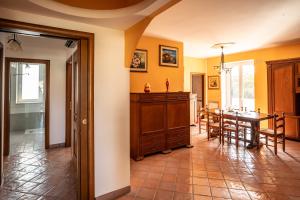 een keuken en eetkamer met een tafel en stoelen bij La Mery Giò House - Fasano in Fasano