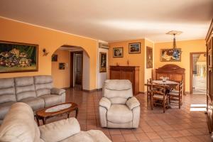 een woonkamer met een bank, stoelen en een tafel bij La Mery Giò House - Fasano in Fasano