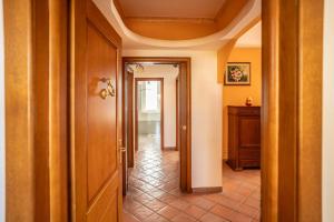 een hal van een huis met een deur en een tegelvloer bij La Mery Giò House - Fasano in Fasano