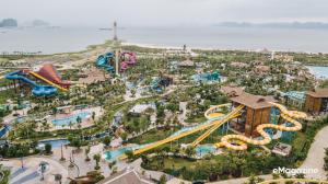 einen Luftblick auf einen Wasserpark mit Rutschen in der Unterkunft TÙNG LÂM HOTEL in Hạ Long