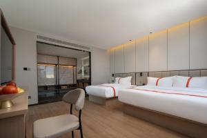 Кровать или кровати в номере Greentree Eastern Hotel Tengchong
