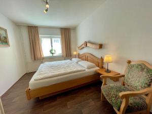 - une chambre avec un lit, une chaise et une fenêtre dans l'établissement Forsthaus Reit im Winkl, à Reit im Winkl