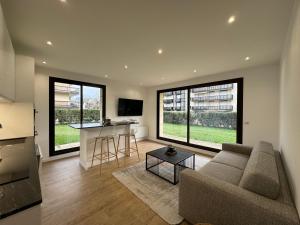 TV a/nebo společenská místnost v ubytování Deauville Riviera - Jardin face à la Plage, Proximité & Luxe Inégalé