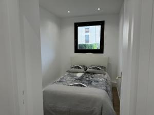 Postel nebo postele na pokoji v ubytování Deauville Riviera - Jardin face à la Plage, Proximité & Luxe Inégalé