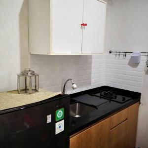 eine Küche mit Spüle und Arbeitsplatte in der Unterkunft EarlyHome@Pakubuwono Terrace APT in Jakarta