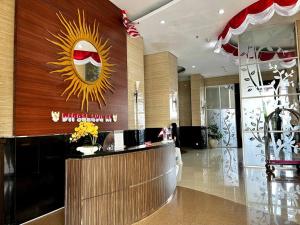 ein Restaurant mit einer Bar mit einem Sonnenschild an der Wand in der Unterkunft EarlyHome@Pakubuwono Terrace APT in Jakarta + 20 Fotos