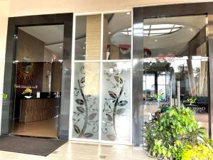 einem Laden vor der Tür mit einer Glastür mit einer Pflanze in der Unterkunft EarlyHome@Pakubuwono Terrace APT in Jakarta