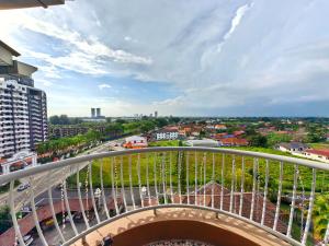 einen Balkon mit Stadtblick in der Unterkunft Klebang GX Homestay Resort Pool View P0804 with Netflix, TVBox and Games in Malakka