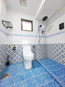 uma casa de banho azul e branca com um WC em Klebang GX Homestay Resort Pool View P0804 with Netflix, TVBox and Games em Malaca