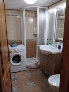 La salle de bains est pourvue d'un lave-linge et d'un lavabo. dans l'établissement Sweet Home Pozo Izquierdo A, à Pozo Izquierdo