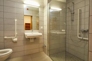 un bagno con doccia, lavandino e WC di FAST Ossiach a Ossiach