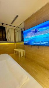 a room with a bed and a flat screen tv at Damac Jeddah 1408 in Jeddah