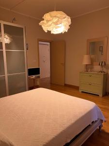 Schlafzimmer mit einem Bett und einem Kronleuchter in der Unterkunft A Casa di Eugenia in Battipaglia