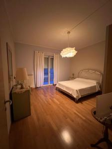 Schlafzimmer mit einem Bett und Holzboden in der Unterkunft A Casa di Eugenia in Battipaglia