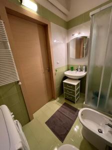 ein Bad mit einem Waschbecken, einem WC und einer Dusche in der Unterkunft A Casa di Eugenia in Battipaglia