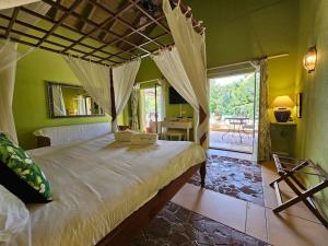 Giường trong phòng chung tại Villa African Queen - St Barth