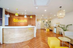 Bloom Hotel - Karol Bagh في نيودلهي: متجر عليه علامة صفراء على الحائط