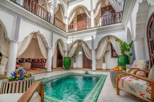 una piscina cubierta en un edificio con una habitación grande en Riad Ekla Boutique Hotel, en Marrakech