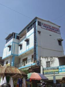 un gran edificio blanco con un cartel. en Hotel Shiva , Bodh Gaya, en Bodh Gaya